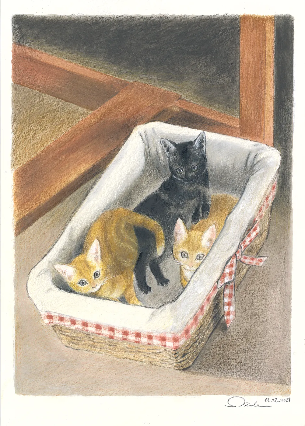 Trois chatons noirs, roux et blanc blottis dans un panier.